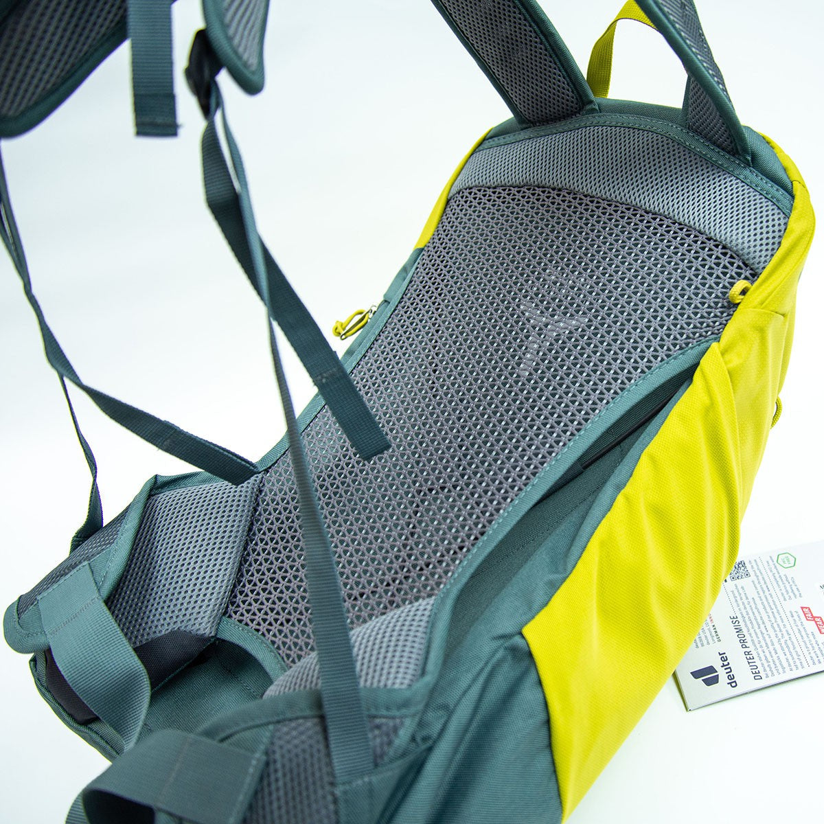 Deuter AC Lite 17 hiking backpack zipper construction sample