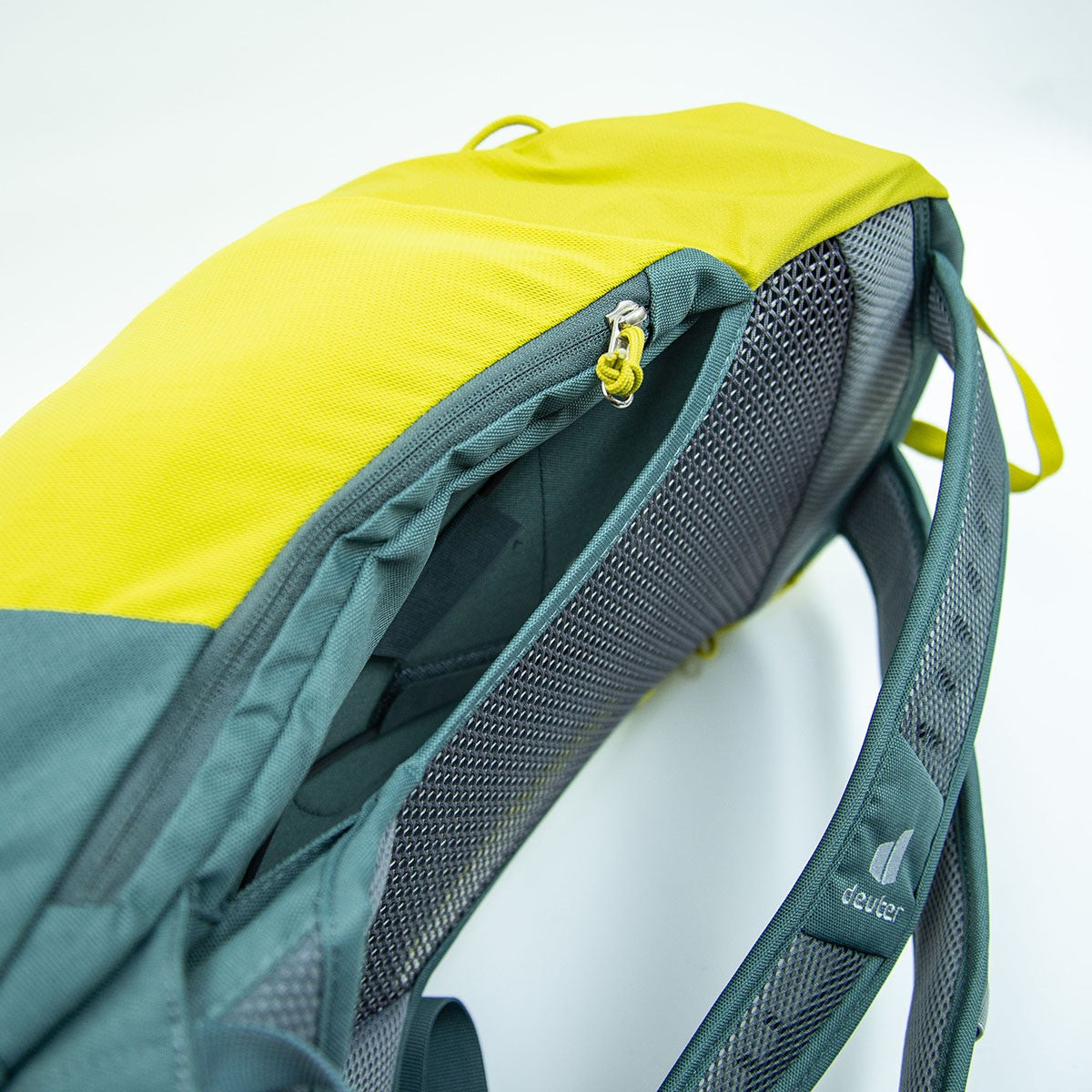Deuter AC Lite 17 hiking backpack storage construction sample